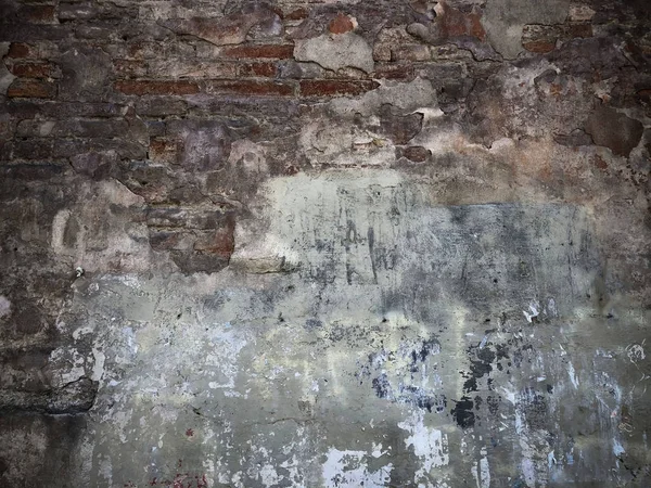 Koyu kenarlı soyut grunge arkaplan. Kısmen tuğlalarla kaplı eski bir duvar. Boşluğu kopyala