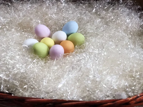 Pastelowe Czekoladowe Jaja Wielkanocne Gnieździe Bliska Wielkanoc Przestrzeń Kopiowania — Zdjęcie stockowe