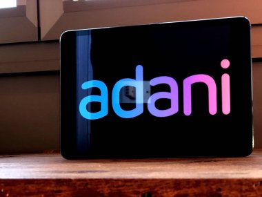 Ocak 2020 Parma, İtalya: Adani şirketi logo simgesi tablet ekranda. Adani logosu. Yakın plan.