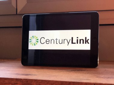 Ocak 2020 Parma, İtalya: Tablet ekranında Century Link şirketinin logo simgesi. Century Link markası