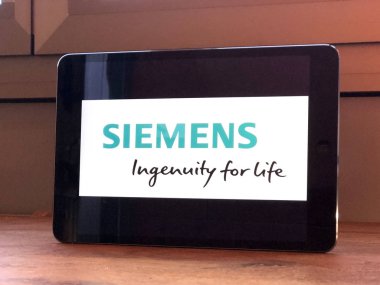Ocak 2020 Parma, İtalya: Siemens şirketi logo simgesi tablet ekranda yakın plan. Siemens markası 