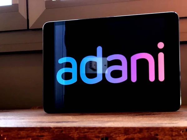 Ocak 2020 Parma, İtalya: Adani şirketi logo simgesi tablet ekranda. Adani logosu. Yakın plan.