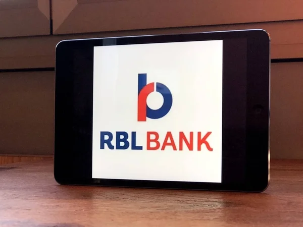 Ocak 2020 Parma, İtalya: Tablet ekranda Rbl Bank şirket logosu simgesi. Rbl Bank markası 