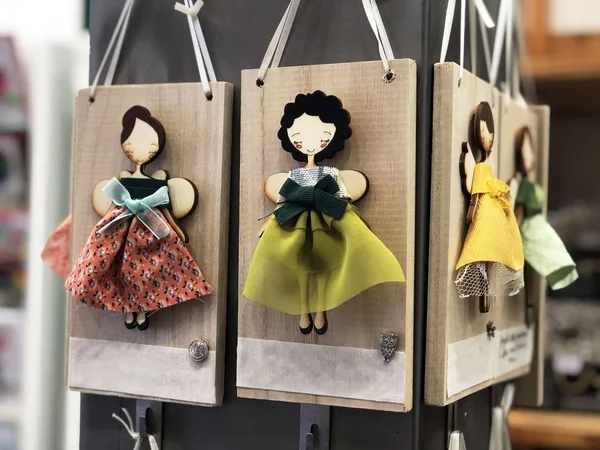 Meninas Anjos Artesanais Vestidos Multicoloridos Tábuas Madeira Brinquedos Exposição Mercado — Fotografia de Stock