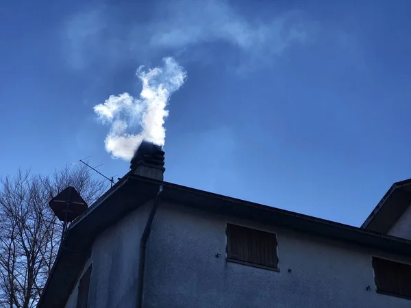 Schornstein Auf Hausdach Rauch Über Blauem Himmel Heizungskonzept Heizen Mit — Stockfoto