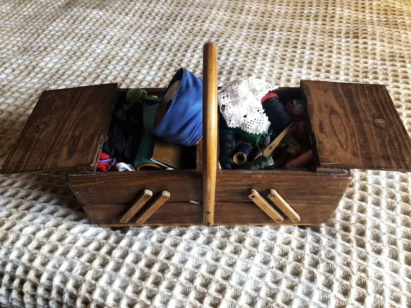 Швейные Инструменты Деревянной Коробке Крупным Планом Бежевом Фоне Нити Иглы — стоковое фото