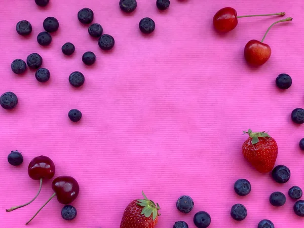 Rosa Hintergrund Mit Beeren Und Früchten Bedeckt Kopierraum Ansicht Von — Stockfoto