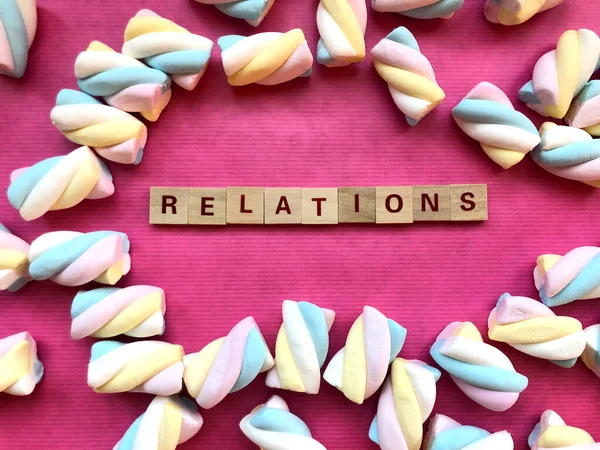 Beziehungen Geschrieben Mit Briefstücken Auf Rosa Hintergrund Bedeckt Mit Marshmallows — Stockfoto