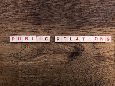 Halkla ilişkiler - Ahşap masada Pr- harfler. Pazarlama. İş için. Boşluğu kopyala