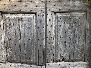 Metal askılı eski bir evin duvarı. Geçmişi. Yakın plan. Boşluğu kopyala