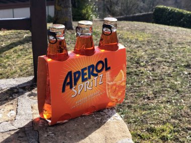 Mart 2020 Milan, İtalya: Geleneksel içecek paketinde Aperol Spritz logosu ikonu. İtalyan klasik alkol içeceği.