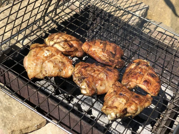 Grilled Chicken Grill Close Bbq Outdoors Top View Camping — Stock Photo, Image