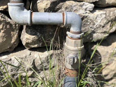 Ev gazı tüpü taş duvarın öbür tarafında. Gaz ekipmanları. Gaz altyapısı