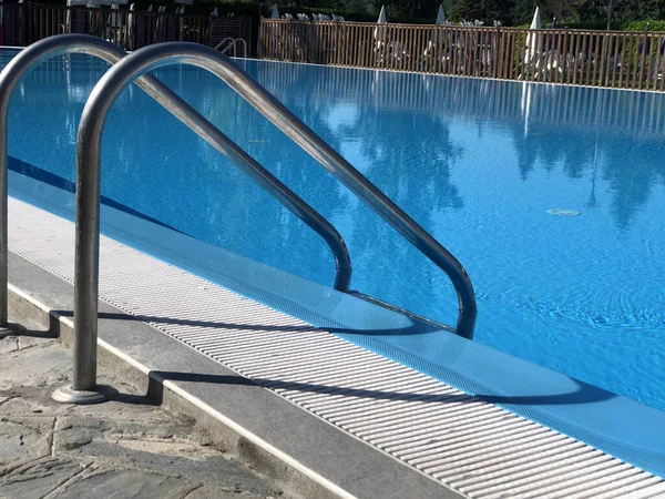 プールヤードのプールではしごを屋外家具 プールの水 コピースペース 休暇の概念 — ストック写真