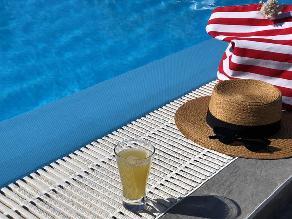 Glass Juice Poolside Sunglasses Beach Bag Straw Hat Copy Space — Stock Photo, Image