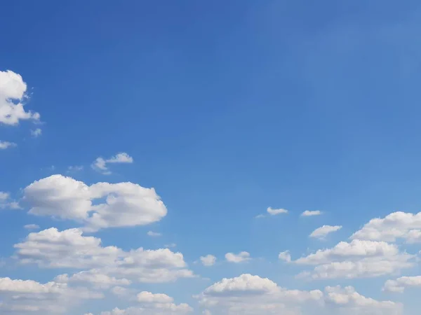 Doğal arkaplan, mavi gökyüzü ve bulutlar 