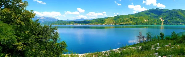 Çevreleyen Dağlarla Avrupa 'da Panoramik Göl Görünümü