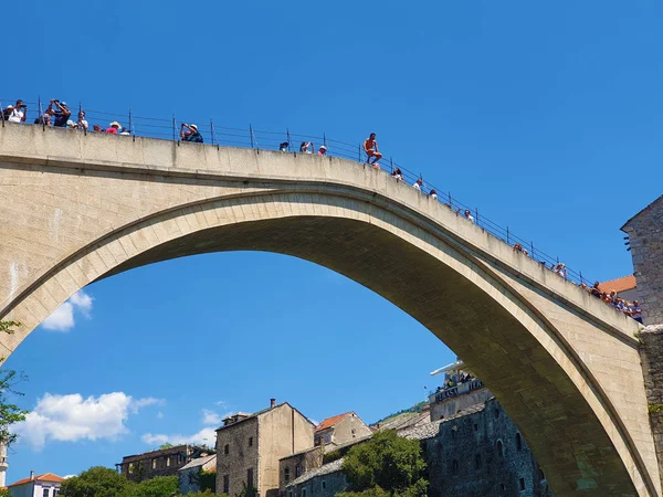 Duiker Bereidt Zich Voor Springen Van Mostar Bridge Stari Most — Stockfoto