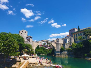 Bosna-Hersek 'i çevreleyen Kentle Mostar Köprüsü (Stari Most)