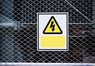 Dikenli tel üzerinde asılı elektrik işareti tehlike