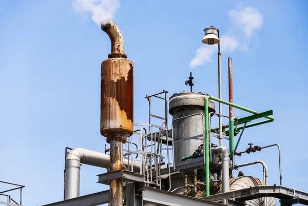 Endüstriyel bacadan gelen beyaz duman 