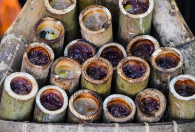 Bambu eklemlerinde kızartılmış glutinous pilavı.
