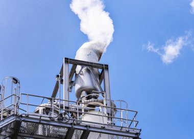 Endüstriyel bacadan gelen beyaz duman 