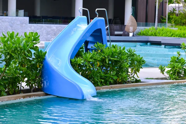 Deslizante de água na piscina — Fotografia de Stock