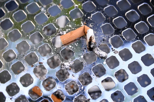 Cigarros em cinzeiro ao ar livre, close-up — Fotografia de Stock