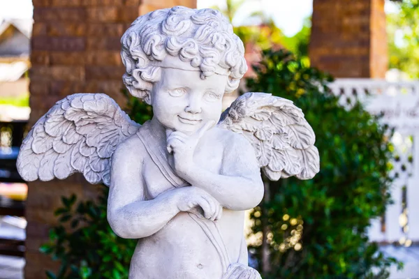 La estatua linda en el jardín — Foto de Stock