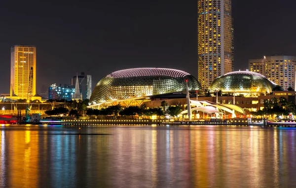 SINGAPUR-SEP 04: El centro y la explanada de Singapur por la noche el 04 de septiembre de 2014. La vista panorámica alrededor de la bahía de Marina y el edificio Esplanade . — Foto de Stock