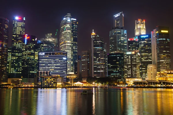 SINGAPUR-SEP 04: El centro o ciudad de Singapur por la noche el 04 de septiembre de 2014. El área alrededor de la bahía de Marina . — Foto de Stock