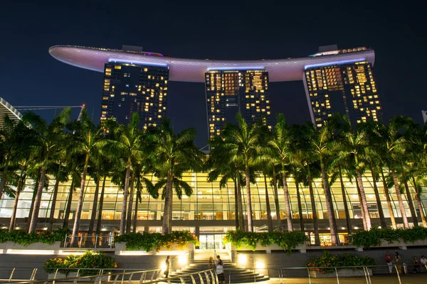 SINGAPUR-SEP 04: El Marina Bay Sands Hotel domina el horizonte en Marina Bay el 04 de septiembre de 2014 en Singapur . —  Fotos de Stock