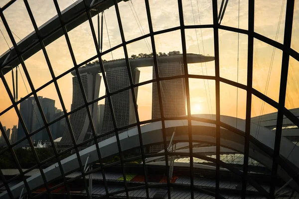 SINGAPUR-SEP 04: El Marina Bay Sands Hotel domina el horizonte en Marina Bay el 04 de septiembre de 2014 en Singapur . — Foto de Stock