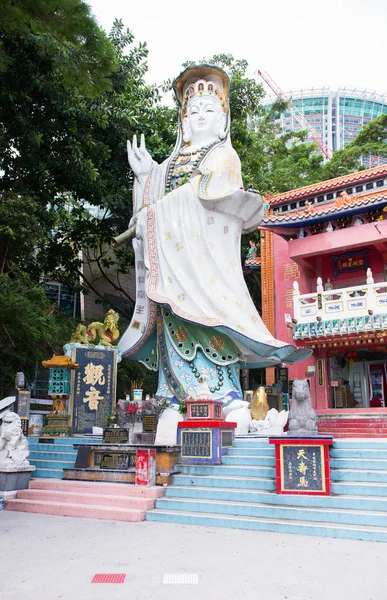 REPULSE BAY, HONG KONG - 06 JUN 2015: Estatua de Guanyin ubicada en el Santuario al final de la playa de la bahía de Repulse en Hong Kong. JUNIO 06, 2015 — Foto de Stock