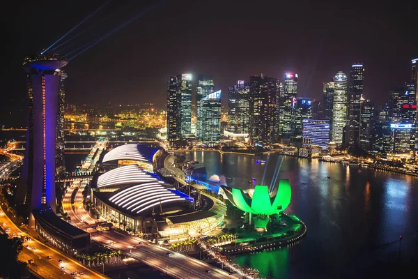 SINGAPUR-OCTUBRE 28: Los 6.300 millones de dólares (EE.UU.) Marina Bay Sands Hotel domina el horizonte en Marina Bay, vista de pájaro en OCT 28, 2014 en Singapur . — Foto de Stock