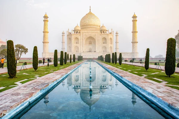 O Taj Mahal é um mausoléu de mármore branco marfim na margem sul do rio Yamuna, na cidade indiana de Agra, Uttar Pradesh.. — Fotografia de Stock