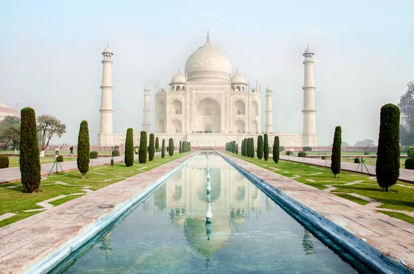 El Taj Mahal es un mausoleo de mármol blanco marfil en la orilla sur del río Yamuna en la ciudad india de Agra, Uttar Pradesh.. —  Fotos de Stock