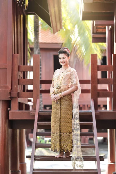 Geleneksel Tayland kostümlü güzel Taylandlı kız. — Stok fotoğraf
