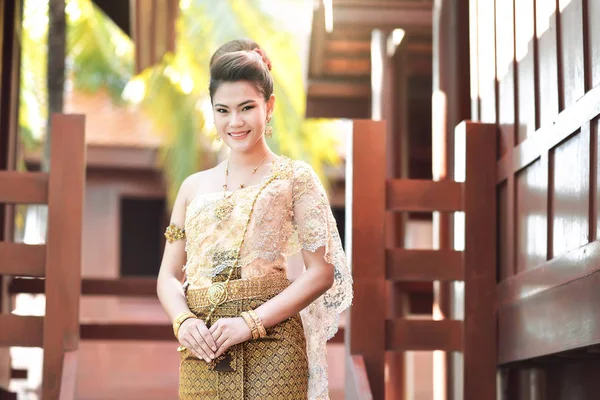 Belle fille thaïlandaise en costume traditionnel thaïlandais — Photo