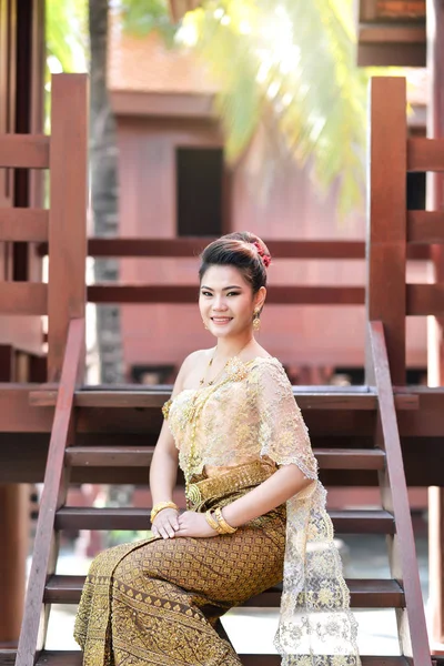 Hermosa chica tailandesa en traje tradicional tailandés —  Fotos de Stock