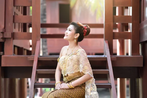 Menina tailandesa bonita em traje tradicional tailandês — Fotografia de Stock