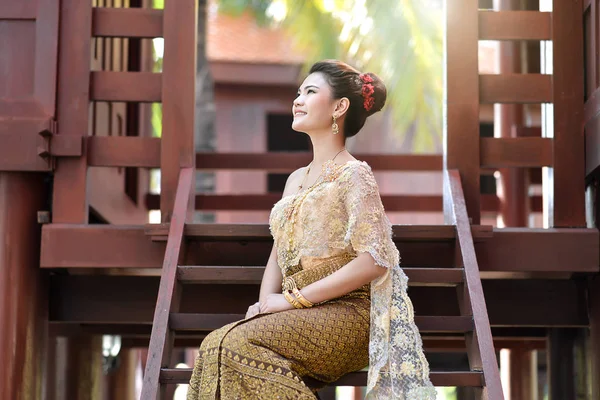 Beautiful Thai girl in Thai traditional costume — Stock Photo, Image