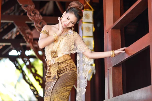 Menina tailandesa bonita em traje tradicional tailandês — Fotografia de Stock