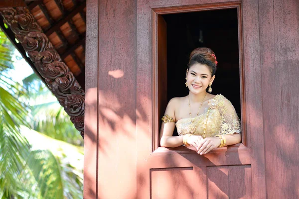 Beautiful Thai girl in Thai traditional costume — Stock Photo, Image