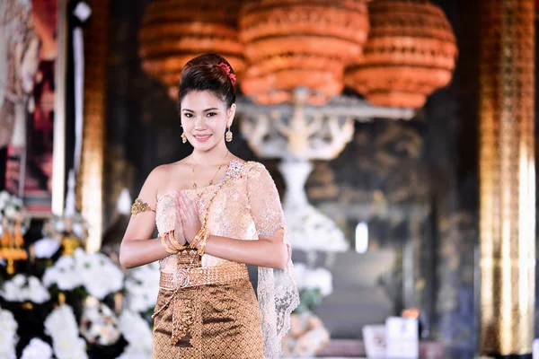 Beautiful Thai girl in Thai traditional costume — Stock Photo, Image