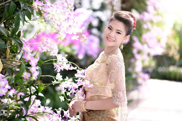 Kaunis thai tyttö thai perinteinen puku — kuvapankkivalokuva