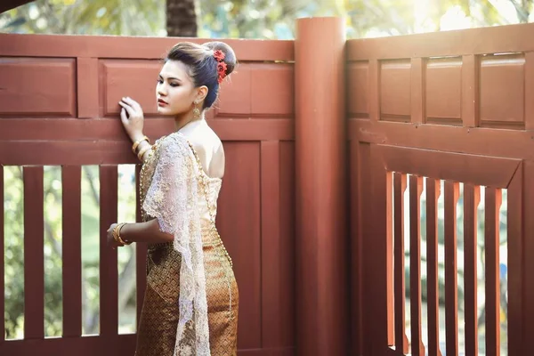 Menina tailandesa bonita em traje tradicional tailandês — Fotografia de Stock