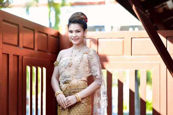 Menina tailandesa bonita em traje tradicional tailandês — Fotografia de Stock