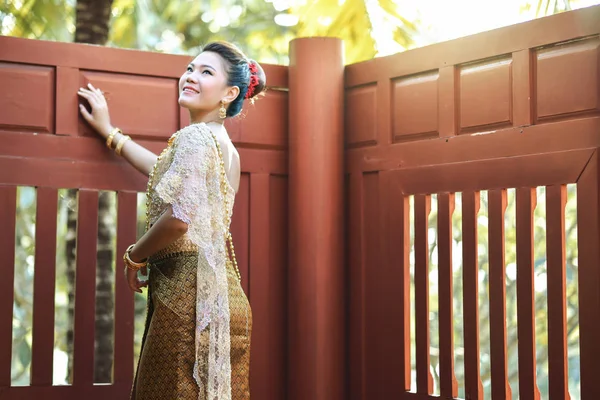 Menina tailandesa bonita em traje tradicional tailandês — Fotografia de Stock